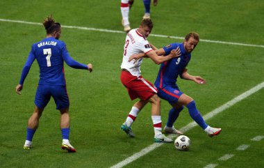WARsaw, POLAND - 08 Eylül 2021: Dünya Kupası 2022 Katar elemeleri Polonya - İngiltere, Pawel Dawidowicz (Polonya) Harry Kane (İngiltere) 