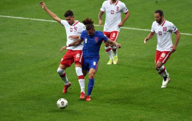 WARsaw, POLAND - 08 Eylül 2021: Dünya Kupası 2022 Katar elemeleri Polonya - İngiltere, Jakub Moder (Polonya) Kalvin Phillips (İngiltere) 