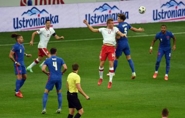 WARsaw, POLAND - 08 Eylül 2021: Dünya Kupası 2022 Katar elemeleri Polonya - İngiltere, Adam Buksa (Polonya) John Stones (İngiltere)) 