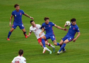 WARsaw, POLAND - 08 Eylül 2021: Dünya Kupası 2022 Katar elemeleri Polonya - İngiltere, Robert Lewandowski (Polonya) John Stones (İngiltere)) 