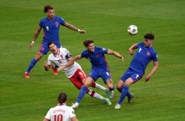 WARsaw, POLAND - 08 Eylül 2021: Dünya Kupası 2022 Katar elemeleri Polonya - İngiltere, Robert Lewandowski (Polonya) John Stones (İngiltere)) 