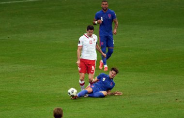 WARsaw, POLAND - 08 Eylül 2021: Dünya Kupası 2022 Katar elemeleri Polonya - İngiltere, Robert Lewandowski (Polonya) John Stones (İngiltere)) 