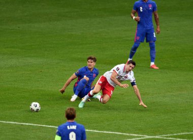 WARsaw, POLAND - 08 Eylül 2021: Dünya Kupası 2022 Katar elemeleri Polonya - İngiltere, Robert Lewandowski (Polonya) John Stones (İngiltere)) 