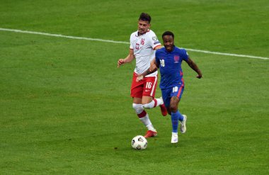 WARsaw, POLAND - 08 Eylül 2021: Dünya Kupası 2022 Katar elemeleri Polonya - İngiltere, Jakub Moder (Polonya) Raheem Sterling (İngiltere)) 