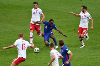 WARsaw, POLAND - 08 Eylül 2021: Dünya Kupası 2022 Katar elemeleri Polonya - İngiltere, Jakub Moder (Polonya) Raheem Sterling (İngiltere)) 