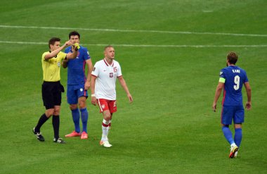 WARsaw, POLAND - 08 Eylül 2021: Dünya Kupası 2022 Katar eleme turu Polonya - İngiltere, Daniel Sibert refree, Kamil Glik (Polonya) Harry Maguire (İngiltere)) 