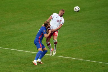 WARsaw, POLAND - 08 Eylül 2021: Dünya Kupası 2022 Katar elemeleri Polonya - İngiltere, Harry Kane (İngiltere) Kamil Glik (Polonya)) 