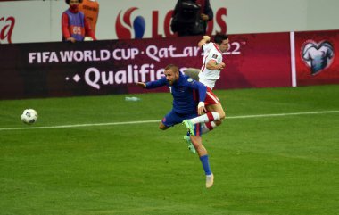 WARsaw, POLAND - 08 Eylül 2021: Dünya Kupası 2022 Katar elemeleri Polonya - İngiltere, Kyle Walker (İngiltere) Robert Lewandowski (Polonya)) 