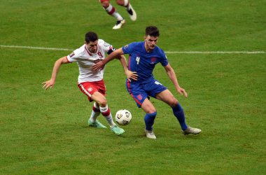 WARsaw, POLAND - 08 Eylül 2021: Dünya Kupası 2022 Katar eleme derecesi Polonya - İngiltere, Robert Lewandowski (Polonya) Declan Rice (İngiltere)) 