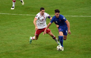 WARsaw, POLAND - 08 Eylül 2021: Dünya Kupası 2022 Katar eleme derecesi Polonya - İngiltere, Robert Lewandowski (Polonya) Declan Rice (İngiltere)) 
