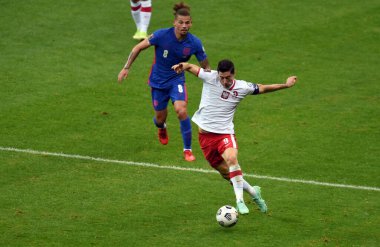 WARsaw, POLAND - 08 Eylül 2021: Dünya Kupası 2022 Katar elemeleri Polonya - İngiltere, Kalvin Phillips (İngiltere) Robert Lewandowski (Polonya)) 