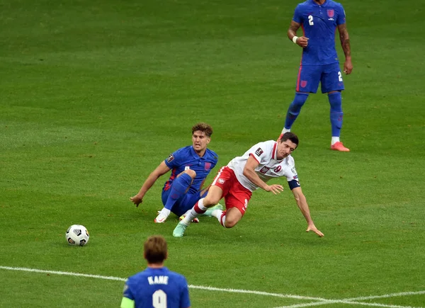 WARsaw, POLAND - 08 Eylül 2021: Dünya Kupası 2022 Katar elemeleri Polonya - İngiltere, Robert Lewandowski (Polonya) John Stones (İngiltere)) 