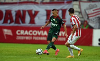 CRACOV, POLAND - AUGust 01, 2021: Polonya Futbol Ligi oyunu Krakovia Krakow - Slask Wroclaw, Robert Pich (Slask Wroclaw) Cornel Rapa (Krakovia) 