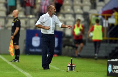 CRACOV, POLAND - AUGust 01, 2021: Polonya Futbol Ligi maçı Krakovia Krakow - Slask Wroclaw, Michal Probierz koçu (Cracovia) 