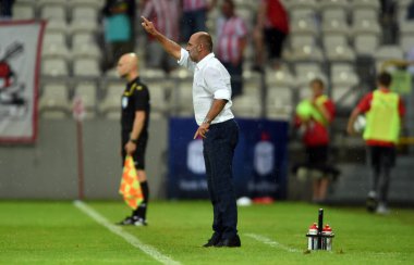 CRACOV, POLAND - AUGust 01, 2021: Polonya Futbol Ligi maçı Krakovia Krakow - Slask Wroclaw, Michal Probierz koçu (Cracovia) 