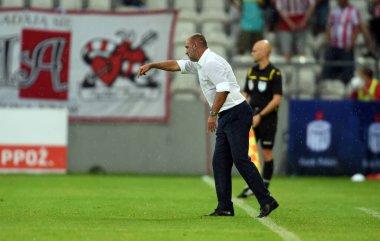 CRACOV, POLAND - AUGust 01, 2021: Polonya Futbol Ligi maçı Krakovia Krakow - Slask Wroclaw, Michal Probierz koçu (Cracovia) 