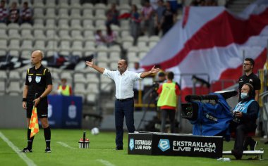 CRACOV, POLAND - AUGust 01, 2021: Polonya Futbol Ligi maçı Krakovia Krakow - Slask Wroclaw, Michal Probierz koçu (Cracovia) 
