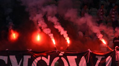 CRACOV, POLAND - HAZİRAN 01, 2021: Polonya Futbol Ligi maçı Krakovia Krakow - Slask Wroclaw, Cracovia taraftarları