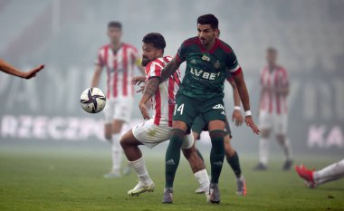 CRACOV, POLAND - Polonya Futbol Ligi maçı Krakovia Krakow - Slask Wroclaw, Marcos Alvarez (Cracovia) Wojciech Golla (Slask Wroclaw) 