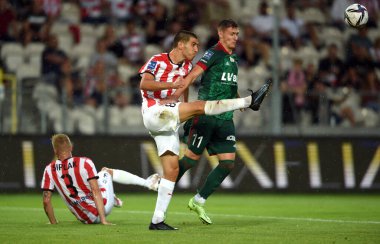 CRACOV, POLAND - AUGust 01, 2021: Polonya Futbol Ligi oyunu Krakovia Krakow - Slask Wroclaw, Matej Rodin (Cracovia) Fabian Piasecki (Slask Wroclaw) 