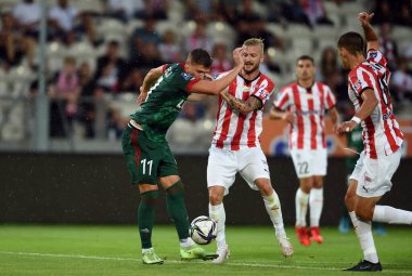 CRACOV, POLAND - AUGust 01, 2021: Polonya Futbol Ligi oyunu Krakovia Krakow - Slask Wroclaw, Fabian Piasecki (Slask Wroclaw) Michal Siplak (Cracovia) 