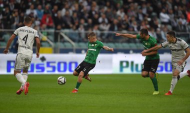 WARsaw, POLAND - 19 Eylül 2021: Polonya Futbol Ligi oyunu Legia Warszawa - Gornik Leczna, Damian Gaska (Gornik Leczna) 