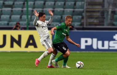 WARsaw, POLAND - 19 Eylül 2021: Polonya Futbol Ligi oyunu Legia Warszawa - Gornik Leczna, Josue (Legia Warszawa) Janusz Gol (Gornik Leczna) 