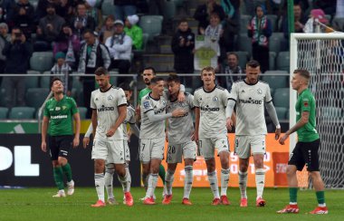 WARsaw, POLAND - 19 EPTEMBER 2021: Polonya Futbol Ligi oyunu Legia Warszawa - Gornik Leczna, Ernest Muci (Legia Warszawa) takım arkadaşları ile golünü kutluyor
