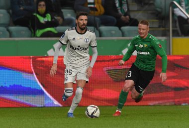 WARsaw, POLAND - SEPTEMBER 19, 2021: Polonya Futbol Ligi oyunu Legia Warszawa - Gornik Leczna, Filip Mladenoviç (Legia Warszawa) Marcel Wedrychowski (Gornik Leczna) 