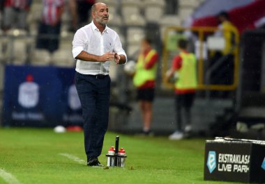 CRACOV, POLAND - AUGust 01, 2021: Polonya Futbol Ligi maçı Krakovia Krakow - Slask Wroclaw, Michal Probierz koçu (Cracovia) 