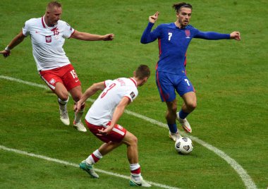 WARsaw, POLAND - 08 Eylül 2021: Dünya Kupası 2022 Katar elemeleri Polonya - İngiltere, Kamil Glik (Polonya) Jack Grealish (İngiltere) 