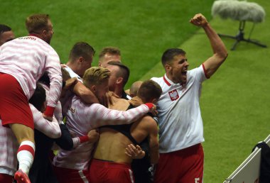 WARsaw, POLAND - 08 Eylül 2021: Dünya Kupası 2022 Katar eleme derecesi Polonya - İngiltere, Damian Szymanski (Polonya) Jan Bednarek (Polonya) golünü kutladı) 