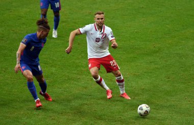 WARsaw, POLAND - 08 Eylül 2021: Dünya Kupası 2022 Katar eleme derecesi Polonya - İngiltere, Kalvin Phillips (İngiltere) Tymoteusz Puchacz (Polonya) 