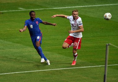 WARsaw, POLAND - 08 Eylül 2021: Dünya Kupası 2022 Katar elemeleri Polonya - İngiltere, Raheem Sterling (İngiltere) Tymoteusz Puchacz (Polonya)) 