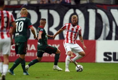 CRACOV, POLAND - AUGust 01, 2021: Polonya Futbol Ligi oyunu Krakovia Krakow - Slask Wroclaw, Robert Pich (Slask Wroclaw) Michal Siplak (Cracovia) 