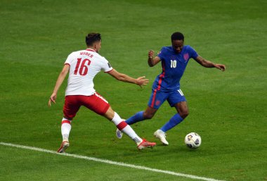 WARsaw, POLAND - 08 Eylül 2021: Dünya Kupası 2022 Katar elemeleri Polonya - İngiltere, Jakub Moder (Polonya) Raheem Sterling (İngiltere)) 