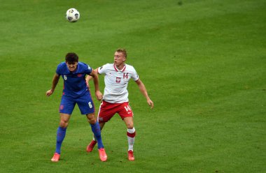 WARsaw, POLAND - 08 Eylül 2021: Dünya Kupası 2022 Katar elemeleri Polonya - İngiltere, Adam Buksa (Polonya) Harry Maguire (İngiltere)) 