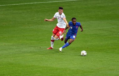 WARsaw, POLAND - 08 Eylül 2021: Dünya Kupası 2022 Katar elemeleri Polonya - İngiltere, Jakub Moder (Polonya) Raheem Sterling (İngiltere)) 