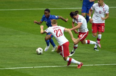 WARsaw, POLAND - 08 Eylül 2021: Dünya Kupası 2022 Katar elemeleri Polonya - İngiltere, Raheem Sterling (İngiltere) Grzegorz Krychowiak (Polonya)) 