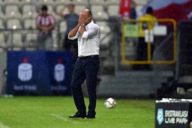 CRACOV, POLAND - AUGust 01, 2021: Polonya Futbol Ligi maçı Krakovia Krakow - Slask Wroclaw, Michal Probierz koçu (Cracovia) 