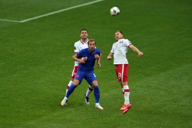 WARsaw, POLAND - 08 Eylül 2021: Dünya Kupası 2022 Katar elemeleri Polonya - İngiltere, Jan Bednarek (Polonya) Harry Kane (İngiltere) Tymoteusz Puchacz (Polonya)) 