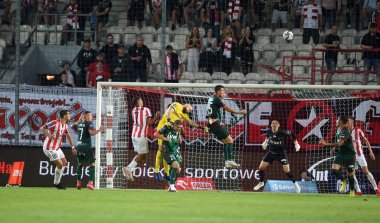 CRACOV, POLAND - Polonya Futbol Ligi maçı Krakovia Krakow - Slask Wroclaw, Lucas Hrosso (Cracovia) Krzysztof Maczynski (Slask Wroclaw) 