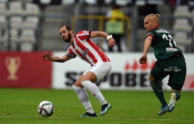 CRACOV, POLAND - Polonya Futbol Ligi maçı Krakovia Krakow - Slask Wroclaw, Luis Rocha (Cracovia) Bartlomiej Pawlowski (Slask Wroclaw) 