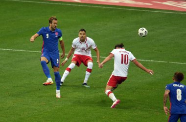 WARsaw, POLAND - 08 Eylül 2021: Dünya Kupası 2022 Katar elemeleri Polonya - İngiltere, Harry Kane (İngiltere) Jan Bednarek (Polonya)) 