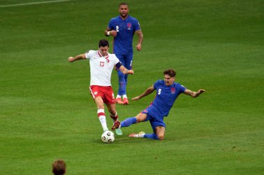 WARsaw, POLAND - 08 Eylül 2021: Dünya Kupası 2022 Katar elemeleri Polonya - İngiltere, Robert Lewandowski (Polonya) John Stones (İngiltere)) 