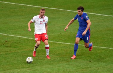 WARsaw, POLAND - 08 Eylül 2021: Dünya Kupası 2022 Katar elemeleri Polonya - İngiltere, Adam Buksa (Polonya) Harry Maguire (İngiltere)) 