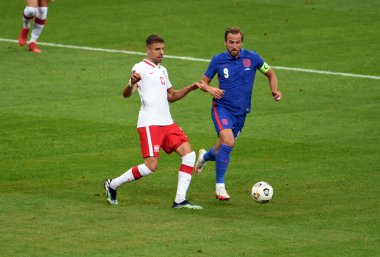 WARsaw, POLAND - 08 Eylül 2021: Dünya Kupası 2022 Katar elemeleri Polonya - İngiltere, Jan Bednarek (Polonya) Harry Kane (İngiltere)) 