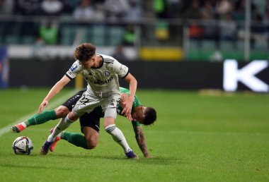 WARsaw, POLAND - SEPTEMBER 19, 2021: Polonya Futbol Ligi oyunu Legia Warszawa - Gornik Leczna, Kacper Skibicki (Legia Warszawa) Serhii Krykun (Gornik Leczna)) 