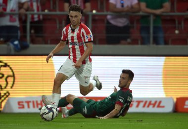 CRACOV, POLAND - AUGust 01, 2021: Polonya Futbol Ligi oyunu Krakovia Krakow - Slask Wroclaw, Patryk Zaucha (Cracovia) Mark Tamas (Slask Wroclaw) 