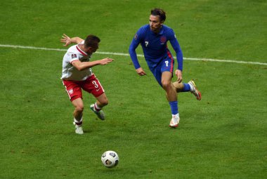 WARsaw, POLAND - 08 Eylül 2021: Dünya Kupası 2022 Katar eleme derecesi Polonya - İngiltere, Pawel Dawidowicz (Polonya) Jack Grealish (İngiltere) 